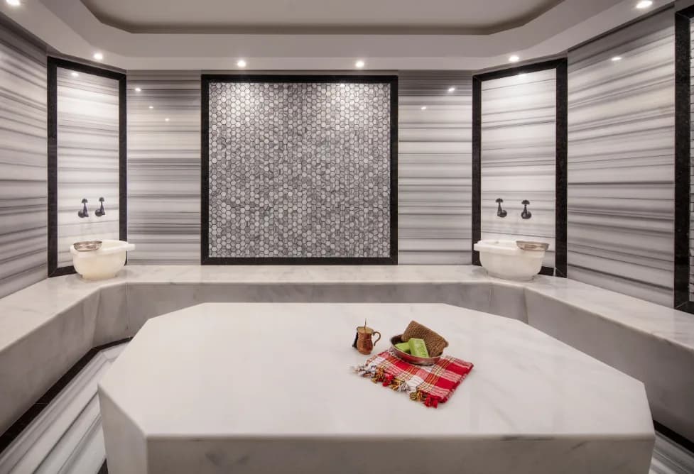 Mermer göbektaşı ve mozaik duvarlı hamam
